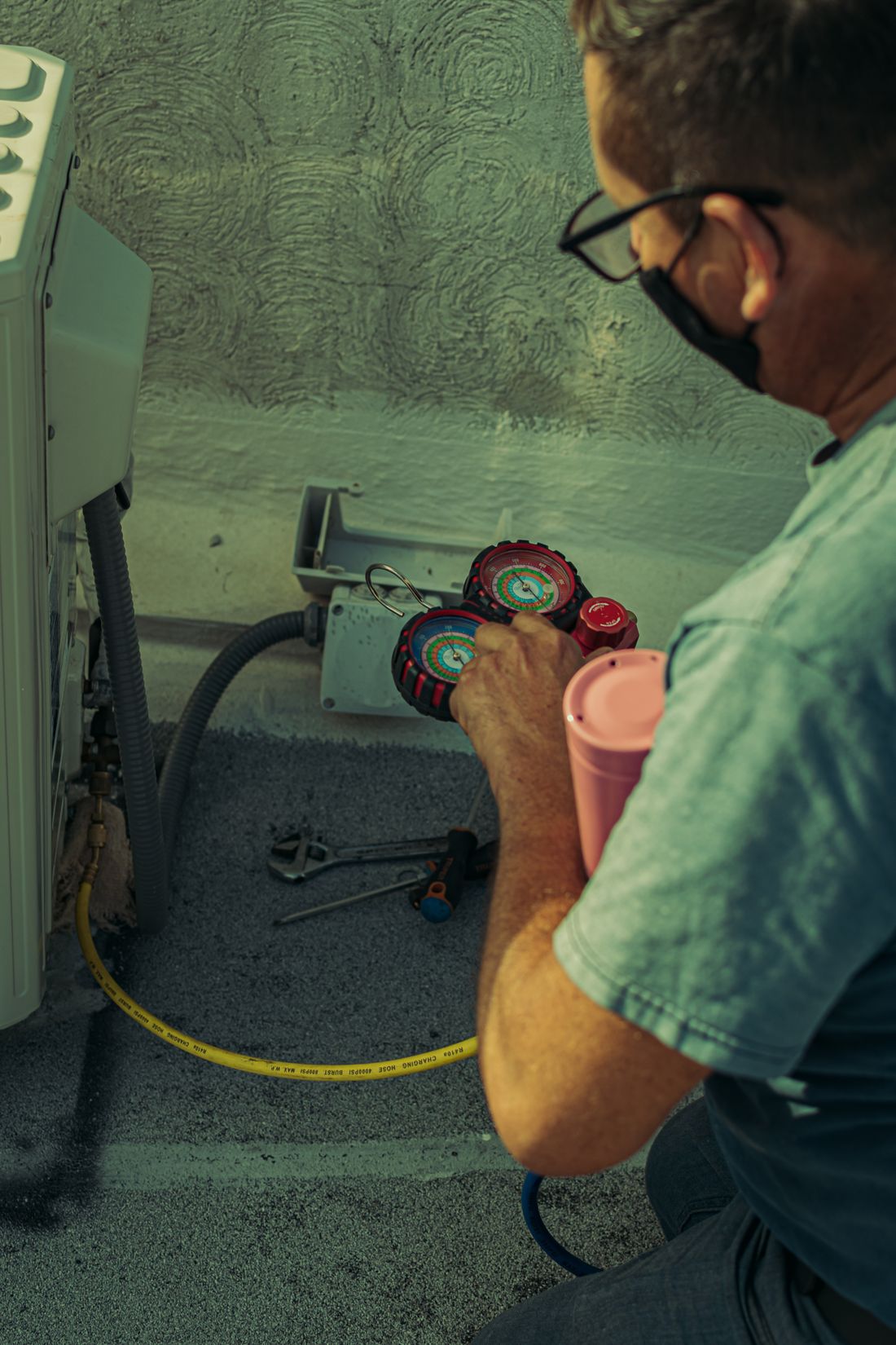 Technicien HCB énergie au travail sur une installation